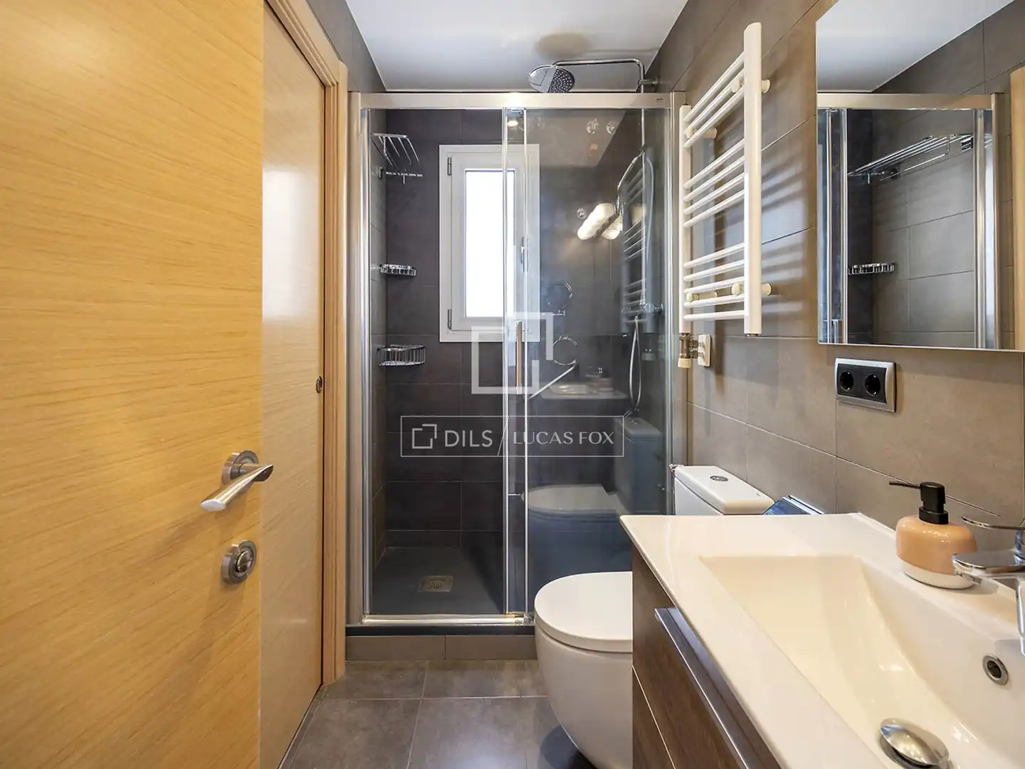 Badezimmer von Dachboden zum Verkauf in Barcelona mit Heizung, Terrasse und Möbliert