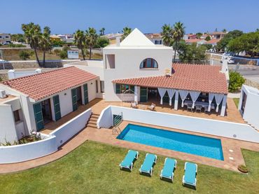 Chalet con piscina en venta en Cala Blanca