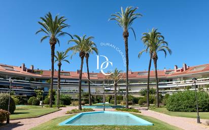 Vista exterior de Àtic en venda en Sitges amb Aire condicionat, Jardí privat i Terrassa