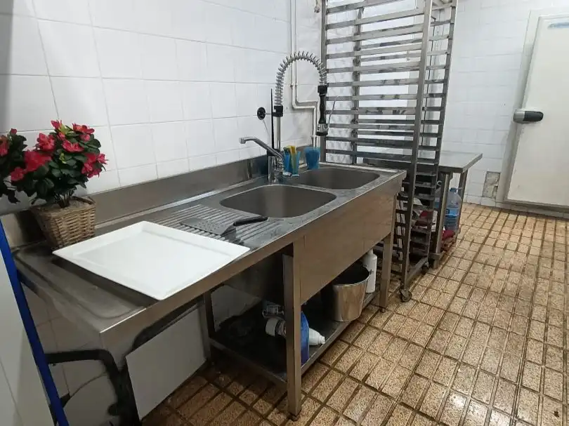 Cuina de Local de lloguer en Torredembarra amb Aire condicionat, Calefacció i Moblat
