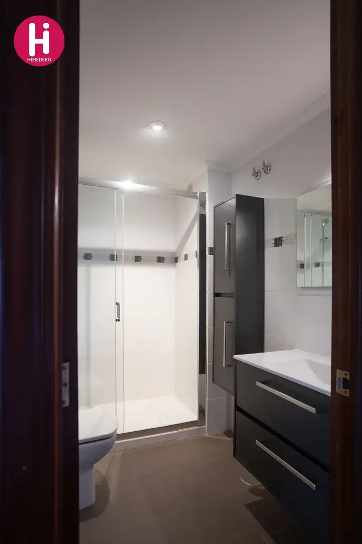 Badezimmer von Wohnung zum Verkauf in Vigo  mit Heizung und Abstellraum