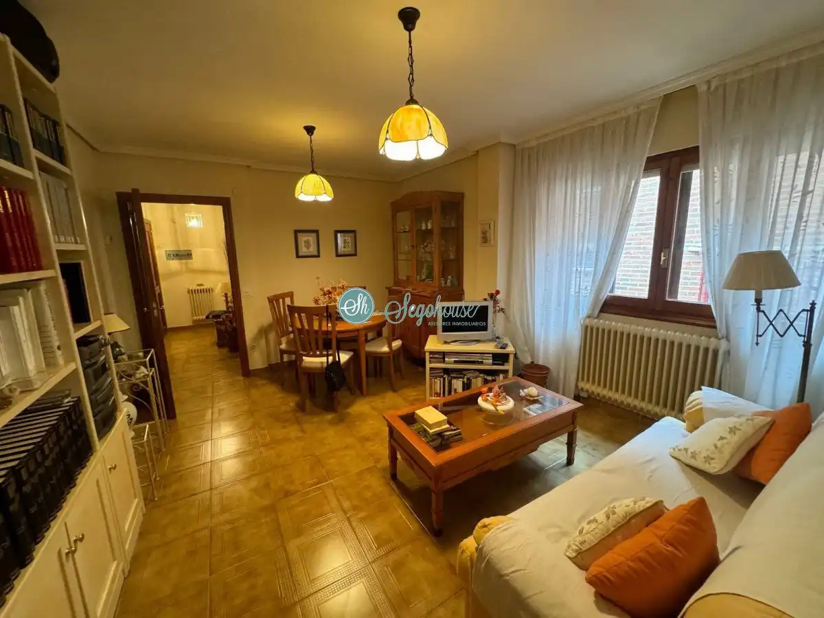 Sala de estar de Piso en venta en Segovia con Calefacción, Terraza y Trastero