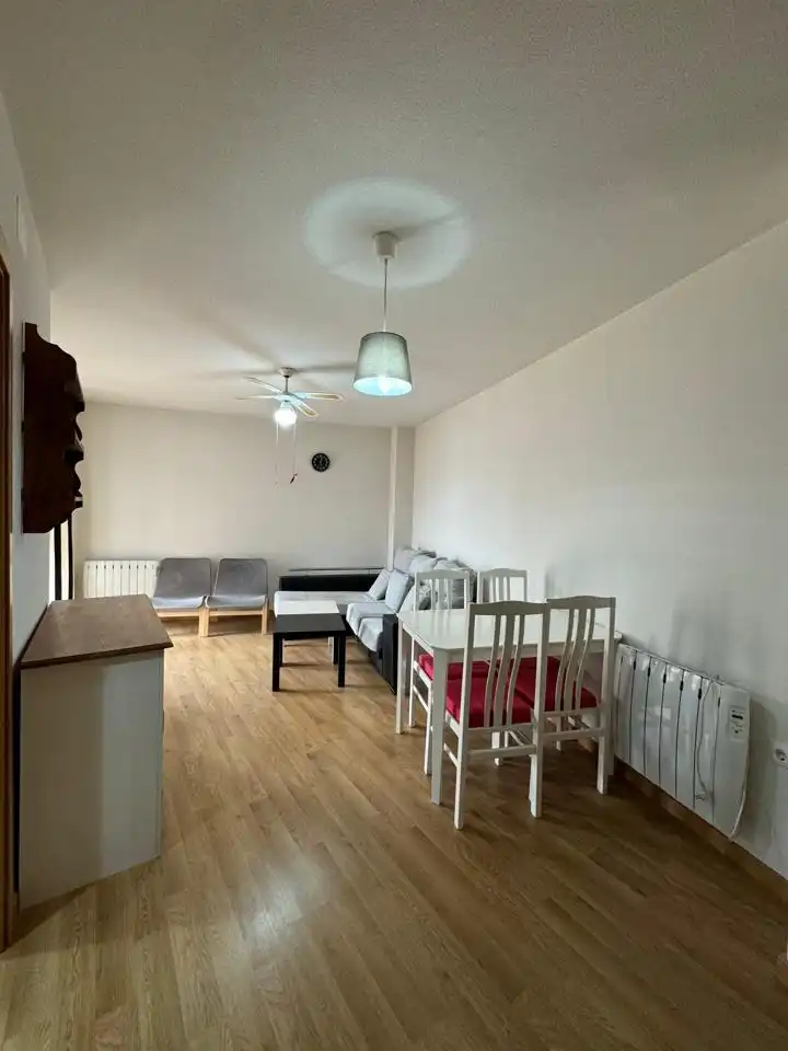 Sala de estar de Dúplex en venta en Torrejón del Rey con Calefacción, Amueblado y Piscina comunitaria