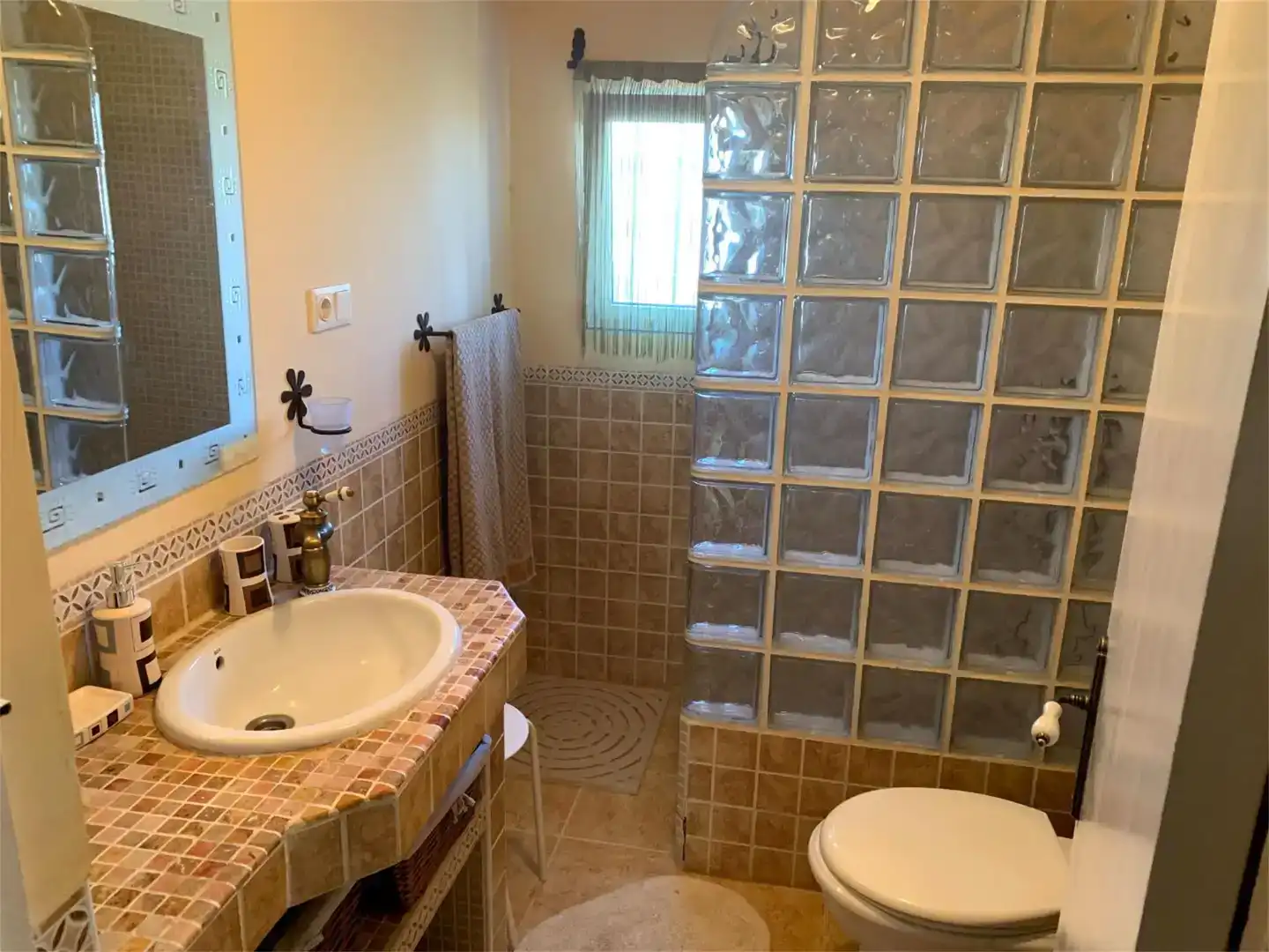 Bany de Casa o xalet en venda en Codo amb Jardí privat, Parquet i Piscina