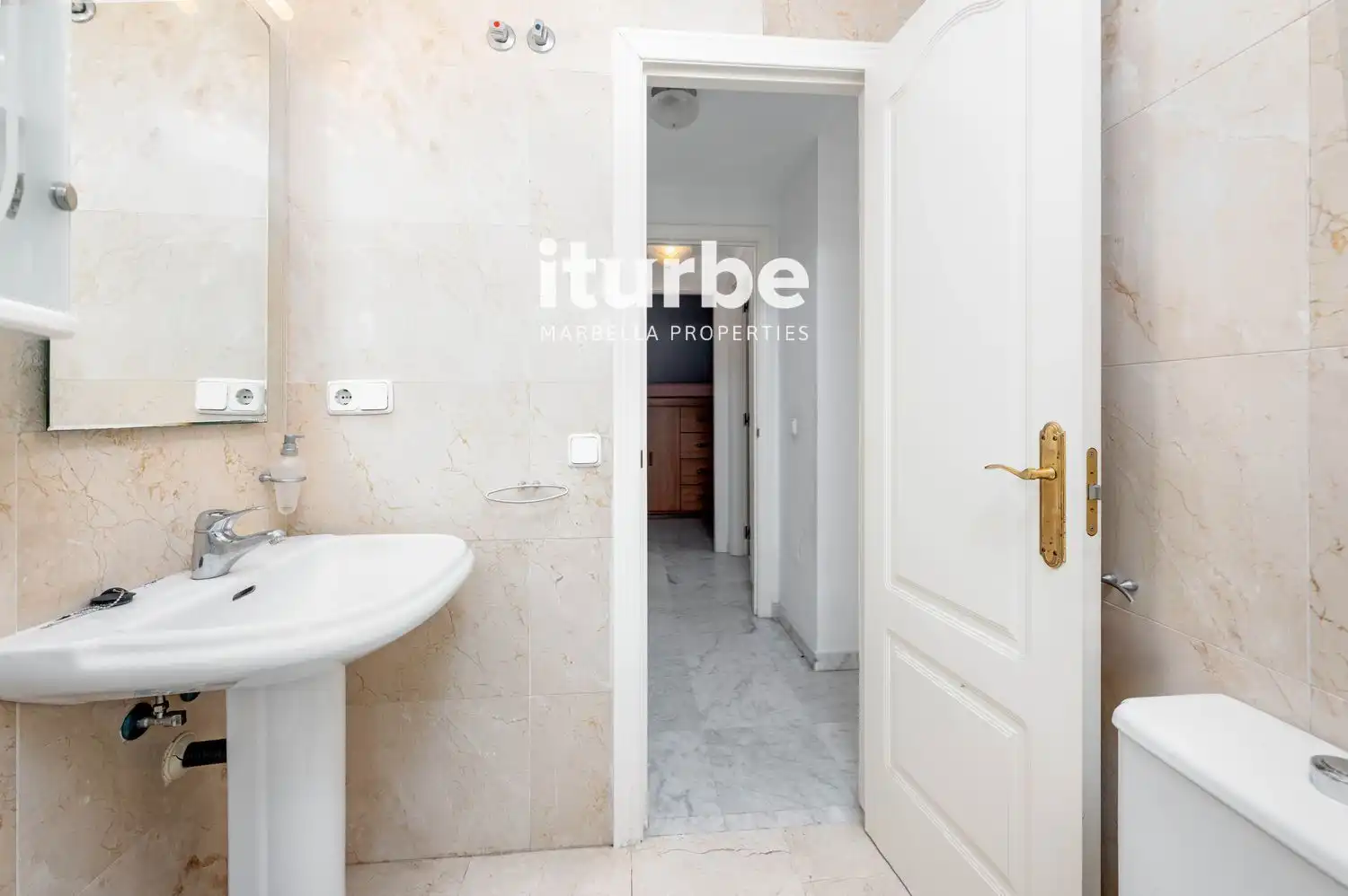 Badezimmer von Maisonette zum Verkauf in Marbella mit Klimaanlage, Terrasse und Abstellraum
