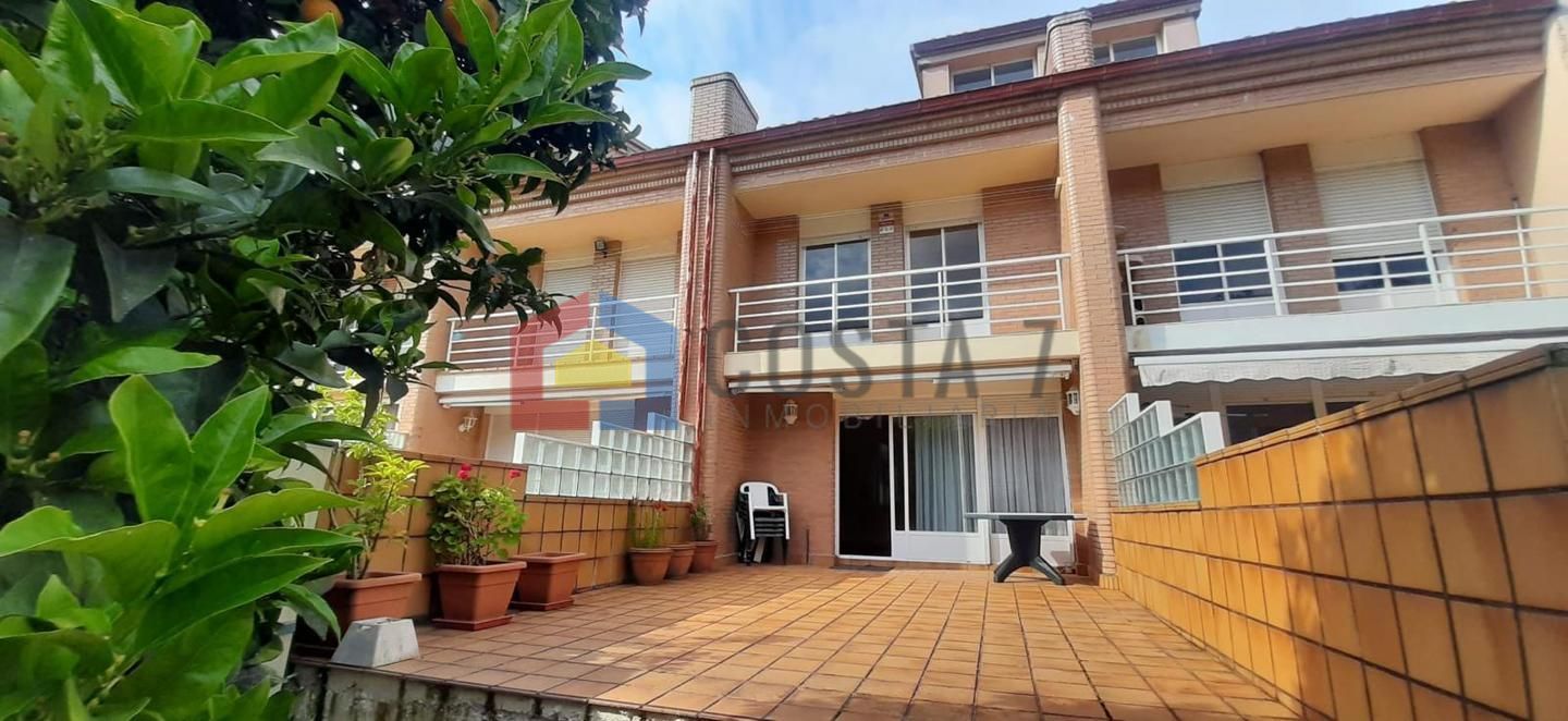 Vista exterior de Casa o xalet en venda en Argoños  amb Jardí privat, Terrassa i Piscina