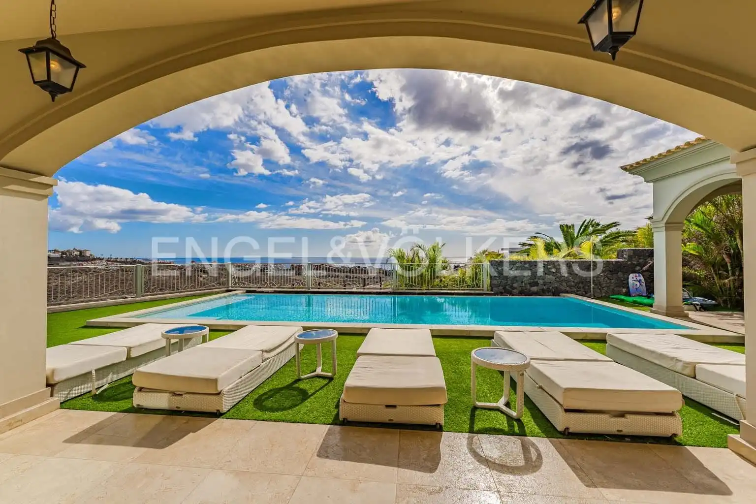 Vista exterior de Casa o xalet en venda en Adeje amb Aire condicionat, Terrassa i Piscina