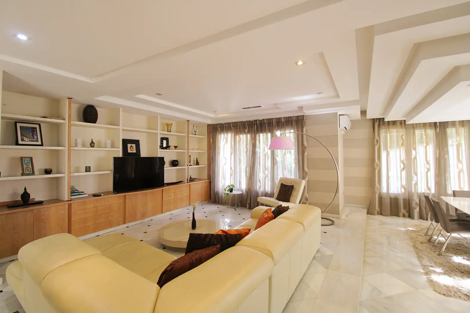 Sala d'estar de Casa o xalet en venda en Alhaurín de la Torre amb Aire condicionat, Jardí privat i Terrassa
