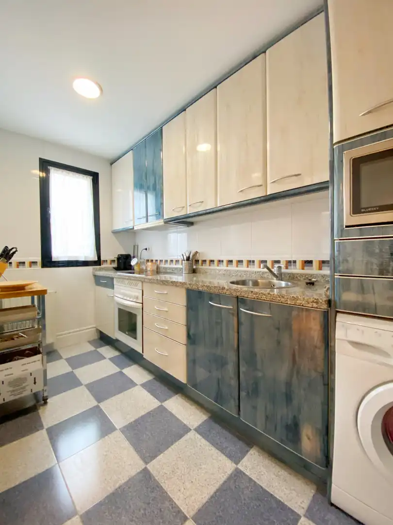 Küche von Wohnung zur Miete in Gijón  mit Heizung, Privatgarten und Parkett