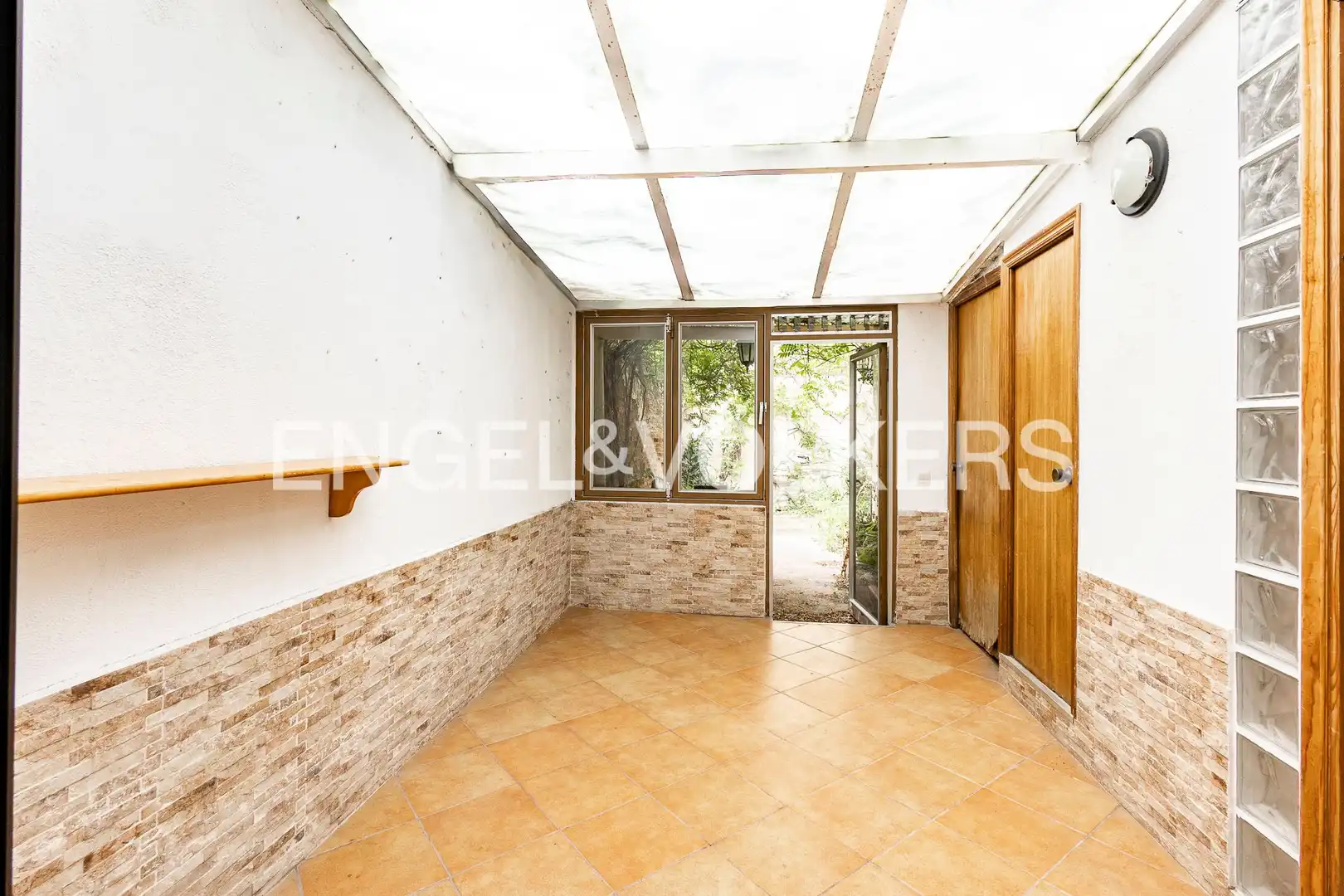 Einfamilien-Reihenhaus zum Verkauf in Barcelona mit Klimaanlage, Heizung und Privatgarten