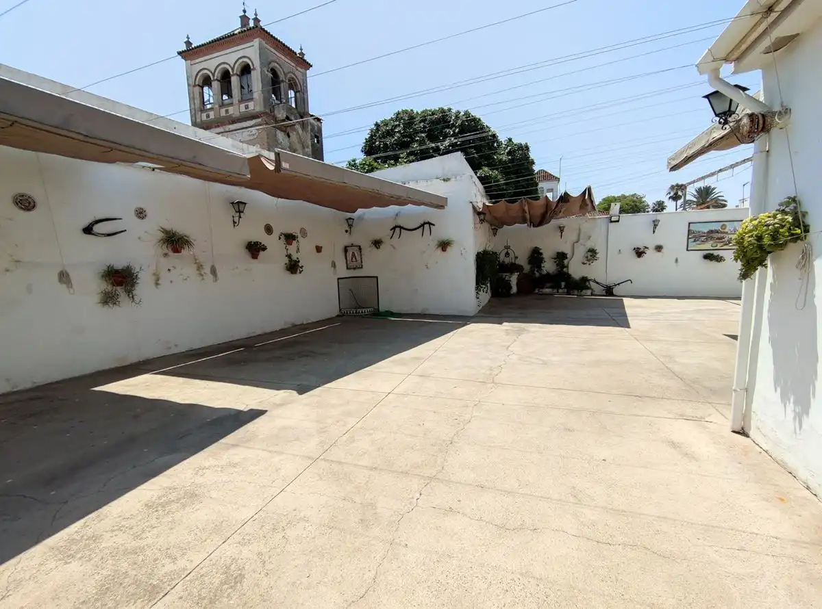 Exterior view of Commercial properties for rent in Palomares del Río  with Air Conditioner
