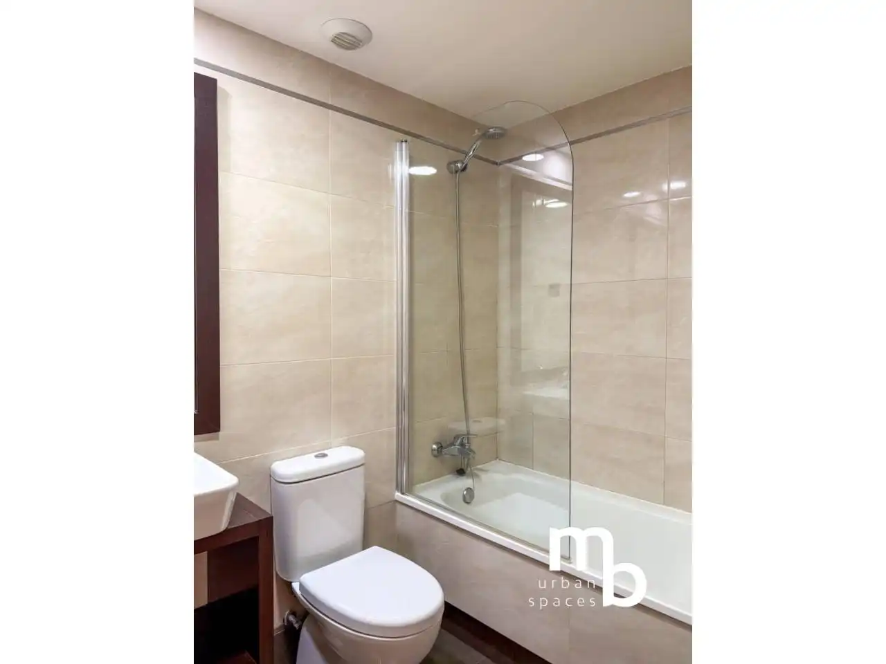 Bathroom of Flat for rent in Madrid  with Air Conditioner, Heating and Swimming Pool