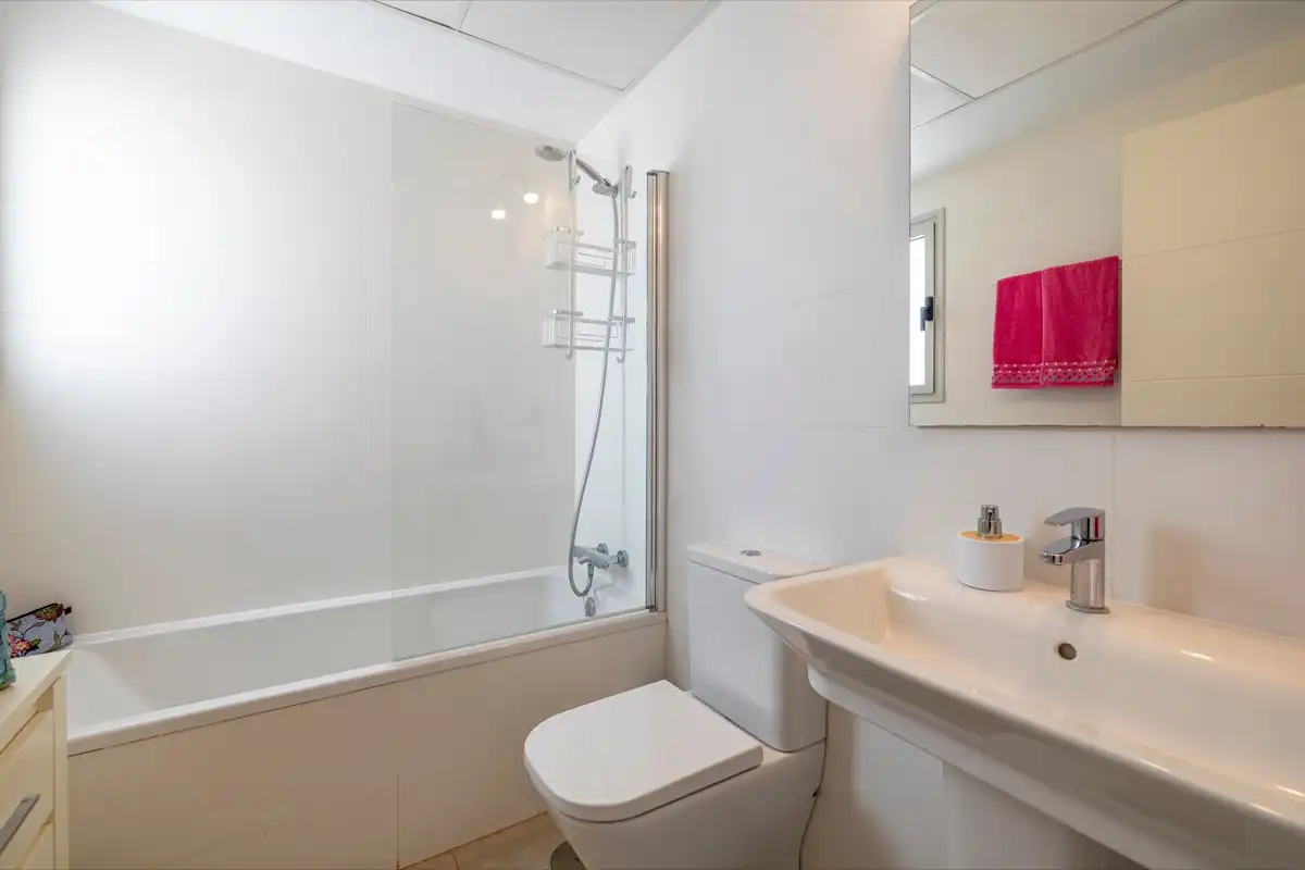 Badezimmer von Dachboden zum Verkauf in Dénia mit Klimaanlage, Heizung und Terrasse