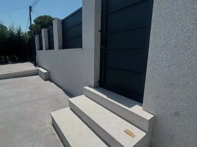 Vista exterior de Casa o xalet de lloguer en Valdemorillo amb Aire condicionat, Jardí privat i Parquet