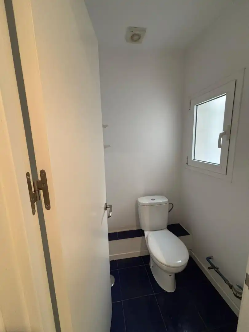 Badezimmer von Büro zur Miete in Madrid mit Klimaanlage und Möbliert