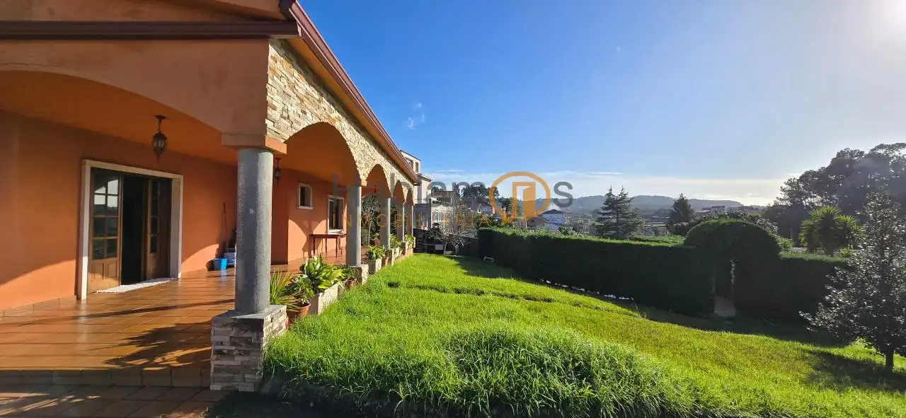 Vista exterior de Casa o xalet en venda en Vilagarcía de Arousa amb Calefacció, Jardí privat i Terrassa