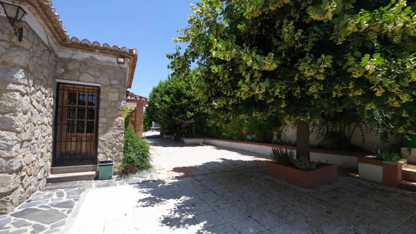 Vista exterior de Casa o xalet en venda en La Zubia amb Aire condicionat, Jardí privat i Traster