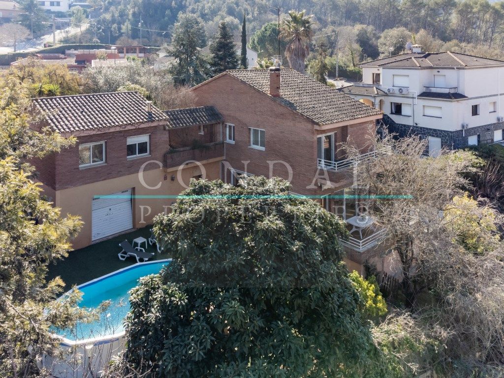 Vista exterior de Casa o xalet en venda en Cervelló amb Traster, Piscina i Balcó