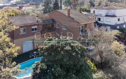 Vista exterior de Casa o xalet en venda en Cervelló amb Traster, Piscina i Balcó