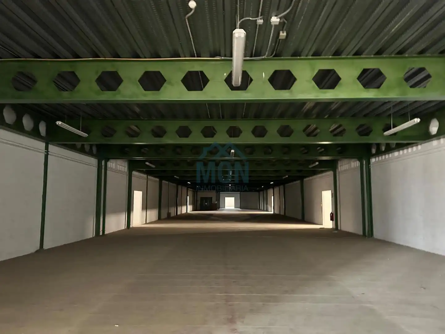 Industrial building with lift to rent in Fuente del Jarro, imagen 8