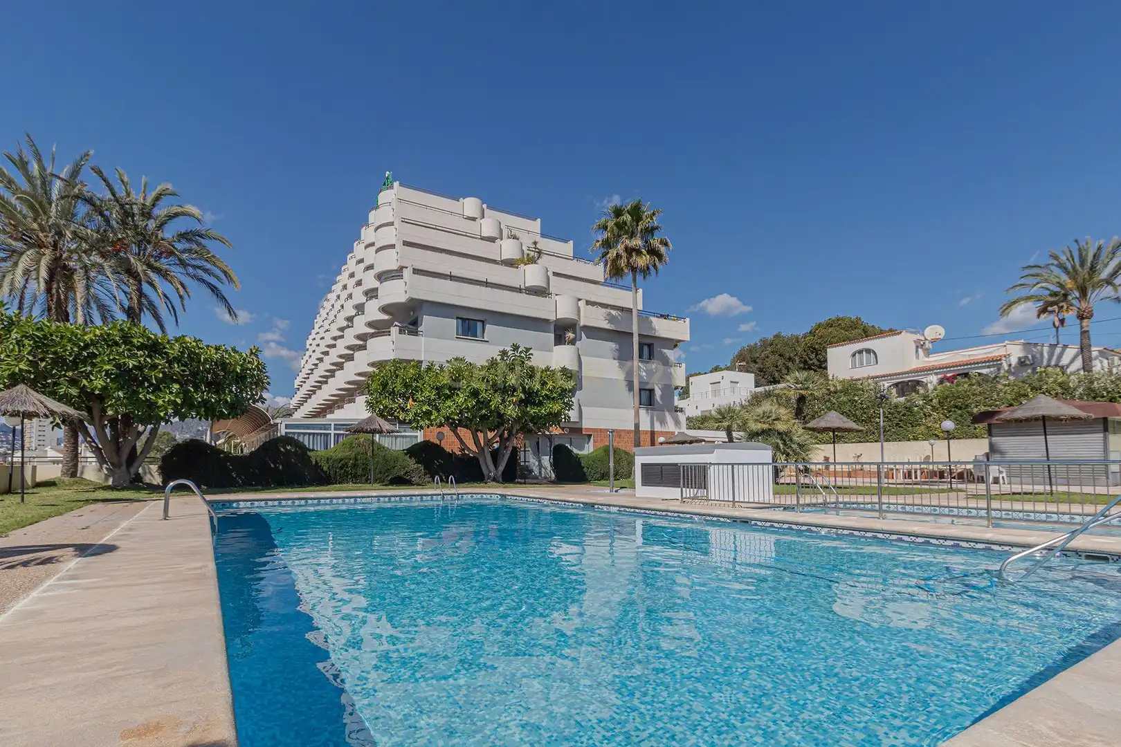 Piscina de Apartament en venda en Calpe / Calp amb Aire condicionat, Jardí privat i Forn