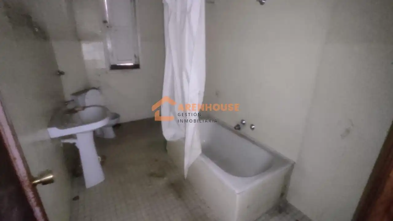 Bathroom of Houses for sale in Ourense Capital   with Heating, Storage room and Balcony