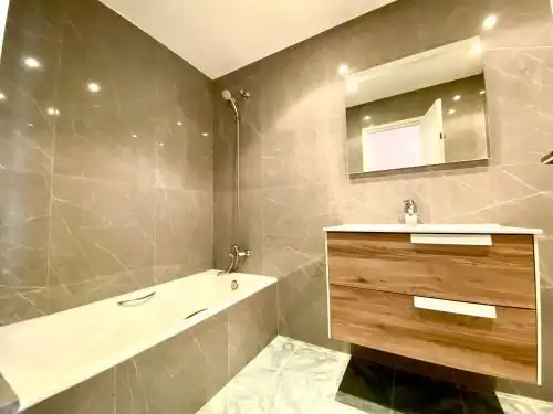 Badezimmer von Wohnung zum Verkauf in Barcelona mit Klimaanlage, Heizung und Parkett