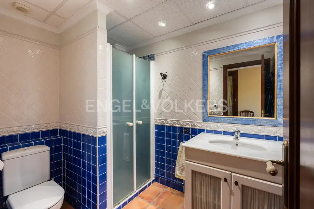 Bany de Casa o xalet en venda en Sagunto / Sagunt amb Calefacció, Jardí privat i Parquet