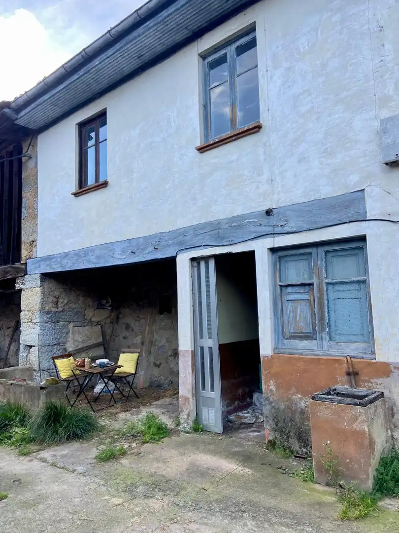 Außenansicht von Einfamilien-Reihenhaus zum Verkauf in Quirós