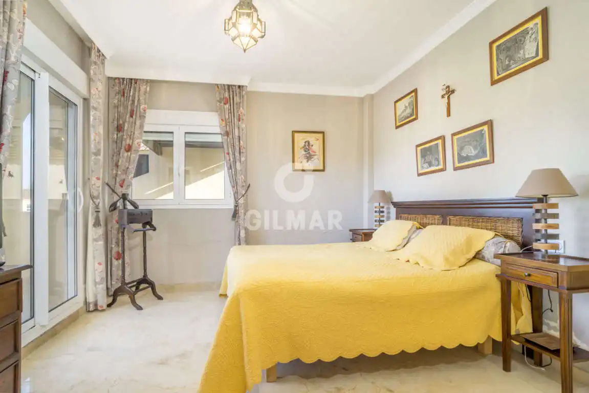 Schlafzimmer von Maisonette zum Verkauf in Sotogrande mit Heizung, Abstellraum und Schwimmbad