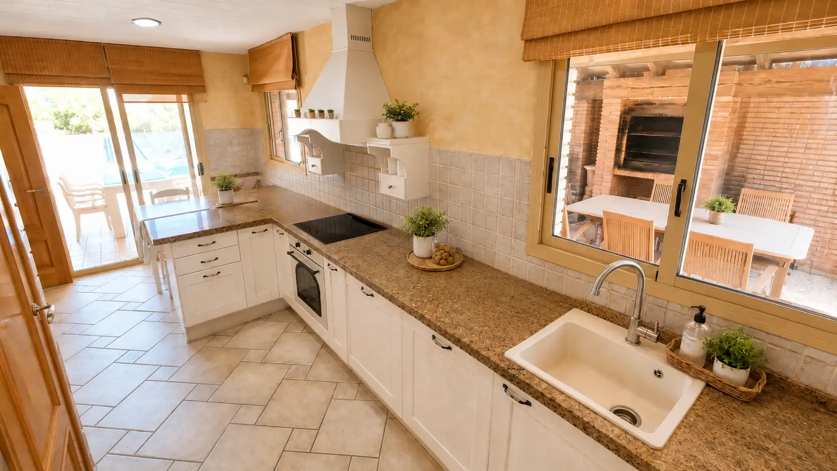 Cuina de Casa o xalet en venda en Calafell amb Calefacció i Jardí privat