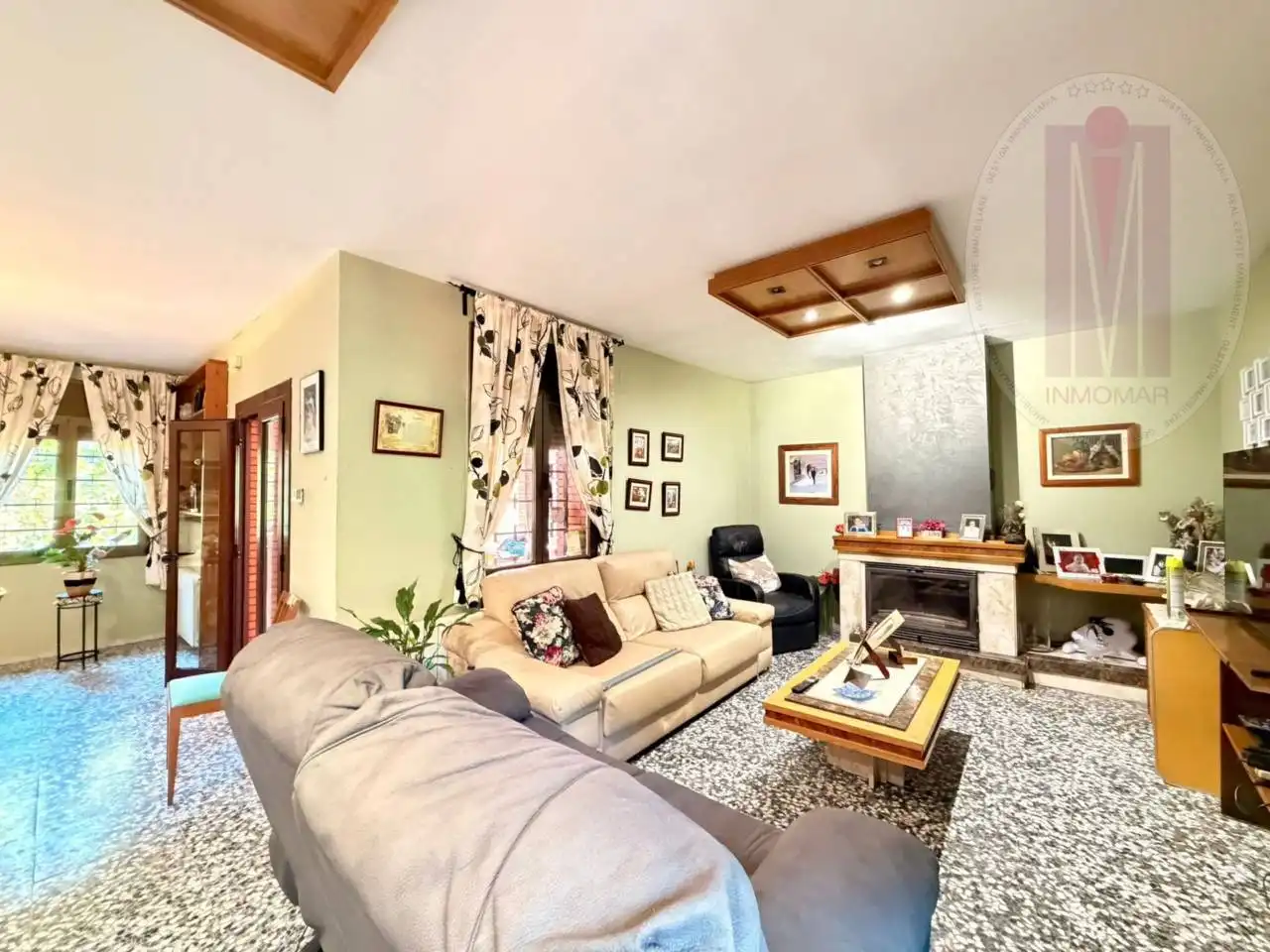 Sala de estar de Casa adosada en venta en Sitges con Aire acondicionado, Calefacción y Jardín privado