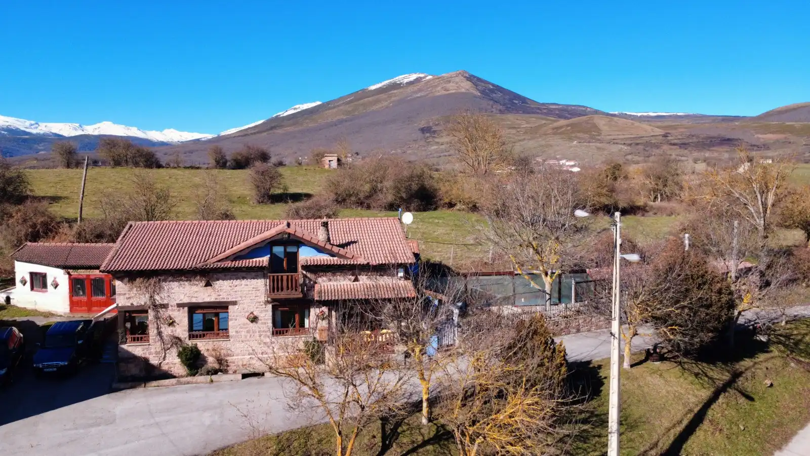 Vista exterior de Casa o chalet en venta en Hermandad de Campoo de Suso con Terraza, Piscina y Amueblado