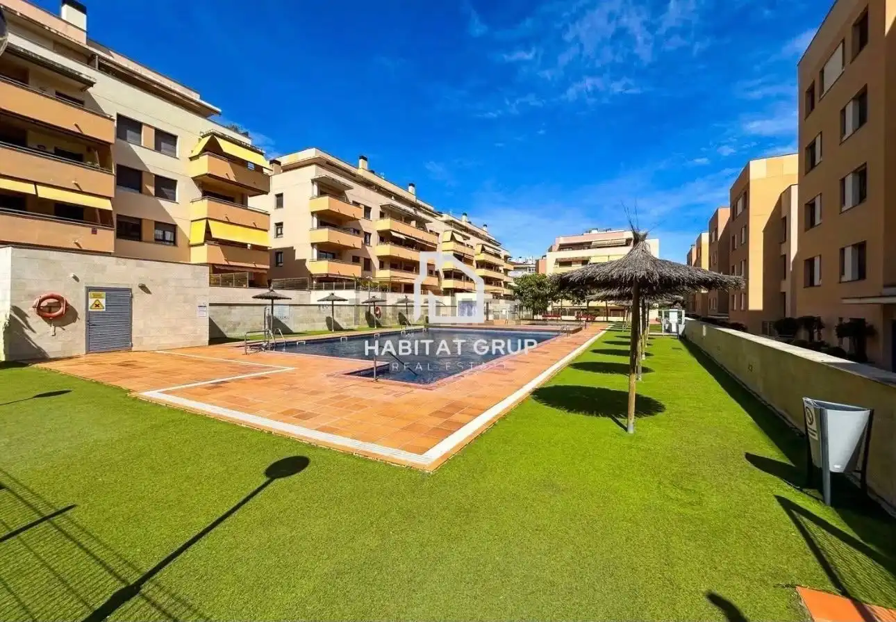 Pis amb piscina en venda a Fenals