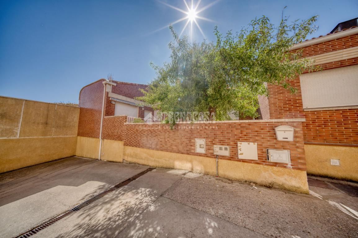 Vista exterior de Casa adosada en venda en Villanubla amb Calefacció