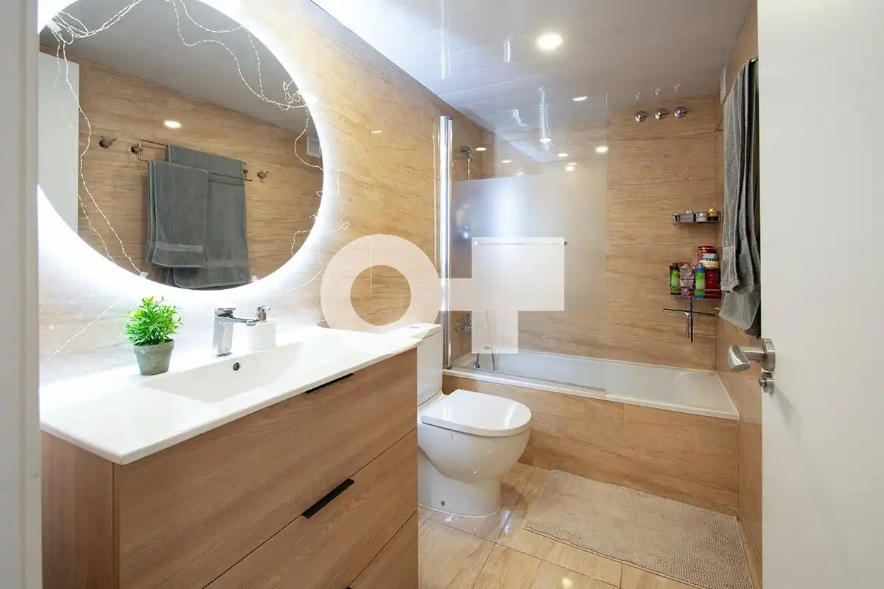 Baño de Piso en venta en Barcelona con Aire acondicionado, Calefacción y Jardín privado