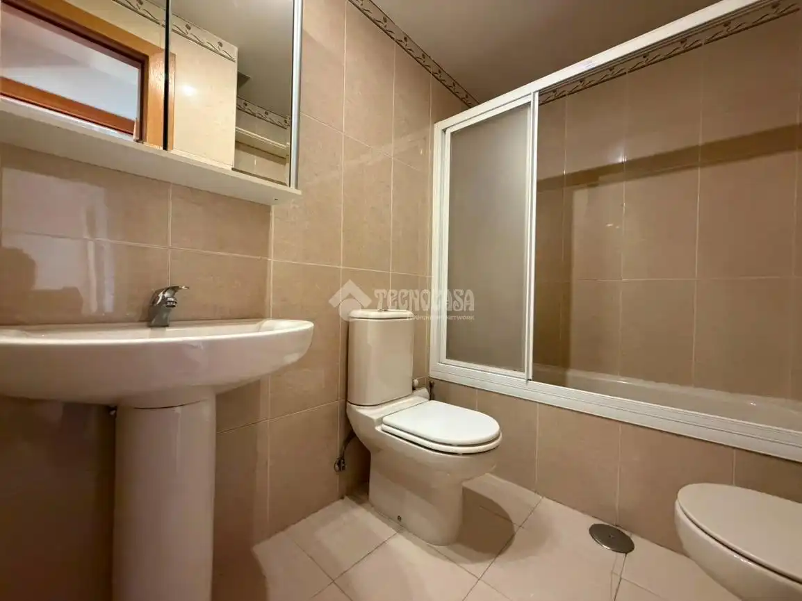 Badezimmer von Wohnung zum Verkauf in Madrid mit Klimaanlage und Heizung