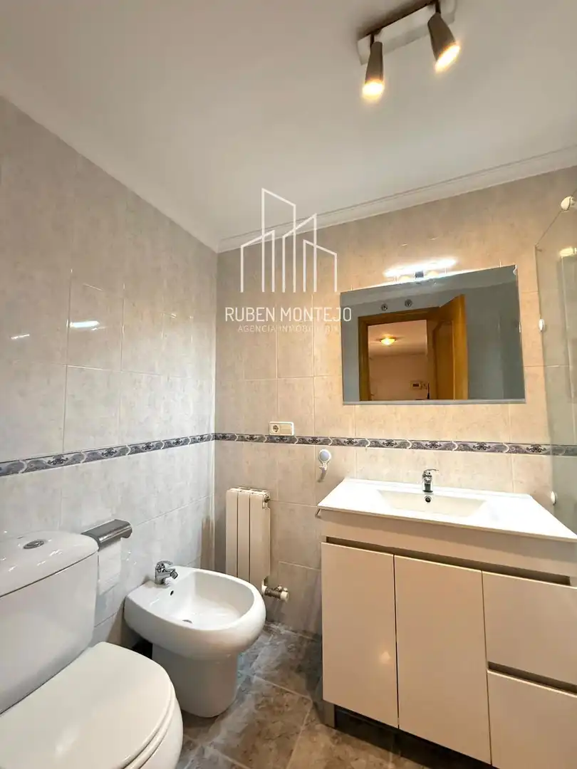 Bathroom of Flat for rent in Salamanca  with Heating, Parquet flooring and Terrace