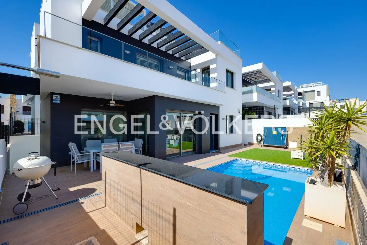 Vista exterior de Casa o xalet en venda en Orihuela amb Aire condicionat, Calefacció i Jardí privat