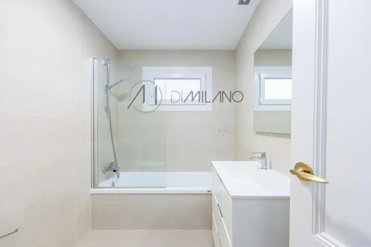 Bathroom of Flat for rent in Vigo   with Heating, Parquet flooring and Terrace