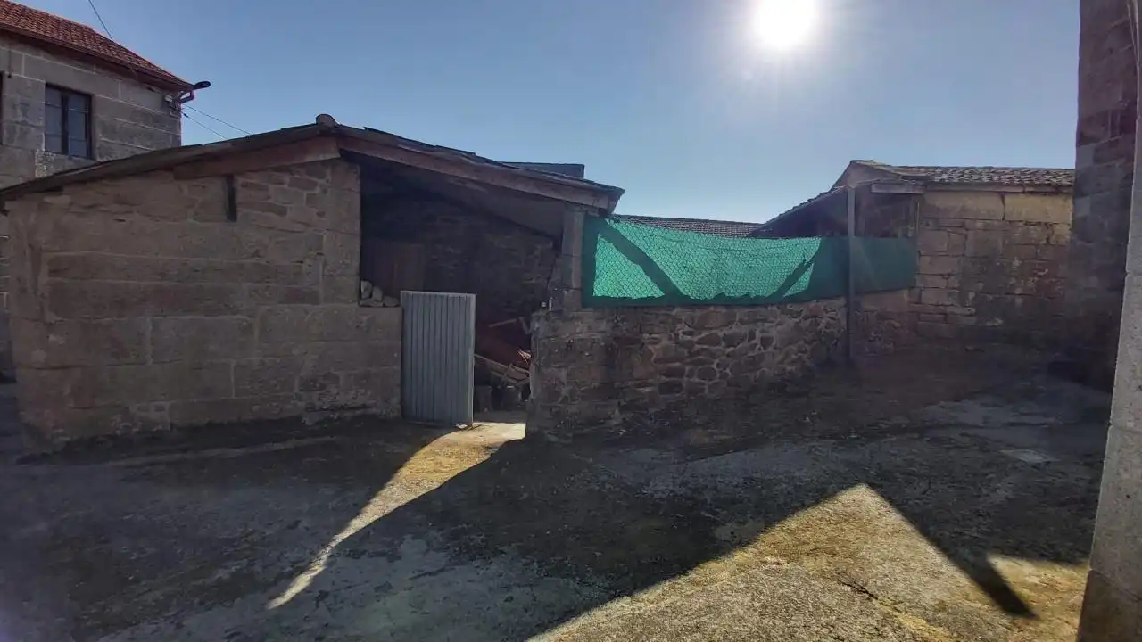 Vista exterior de Casa o xalet en venda en San Cristovo de Cea amb Calefacció, Jardí privat i Terrassa