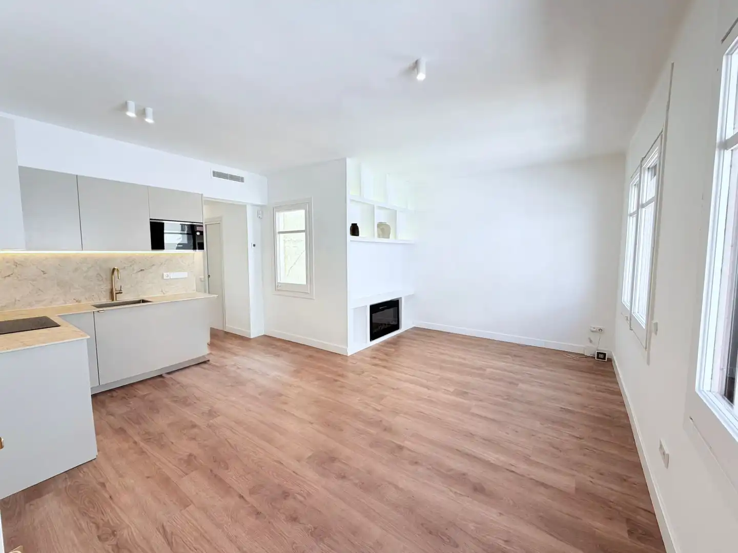 Living room of Attic for sale in  Barcelona Capital  with Air Conditioner, Parquet flooring and Terrace