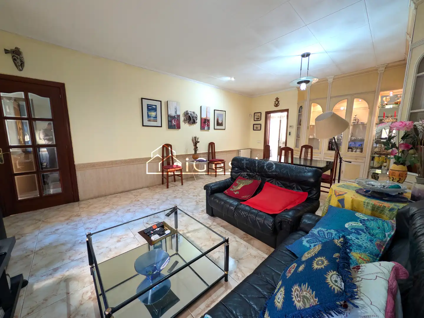Sala d'estar de Casa adosada en venda en Santa Coloma de Gramenet amb Aire condicionat, Calefacció i Jardí privat