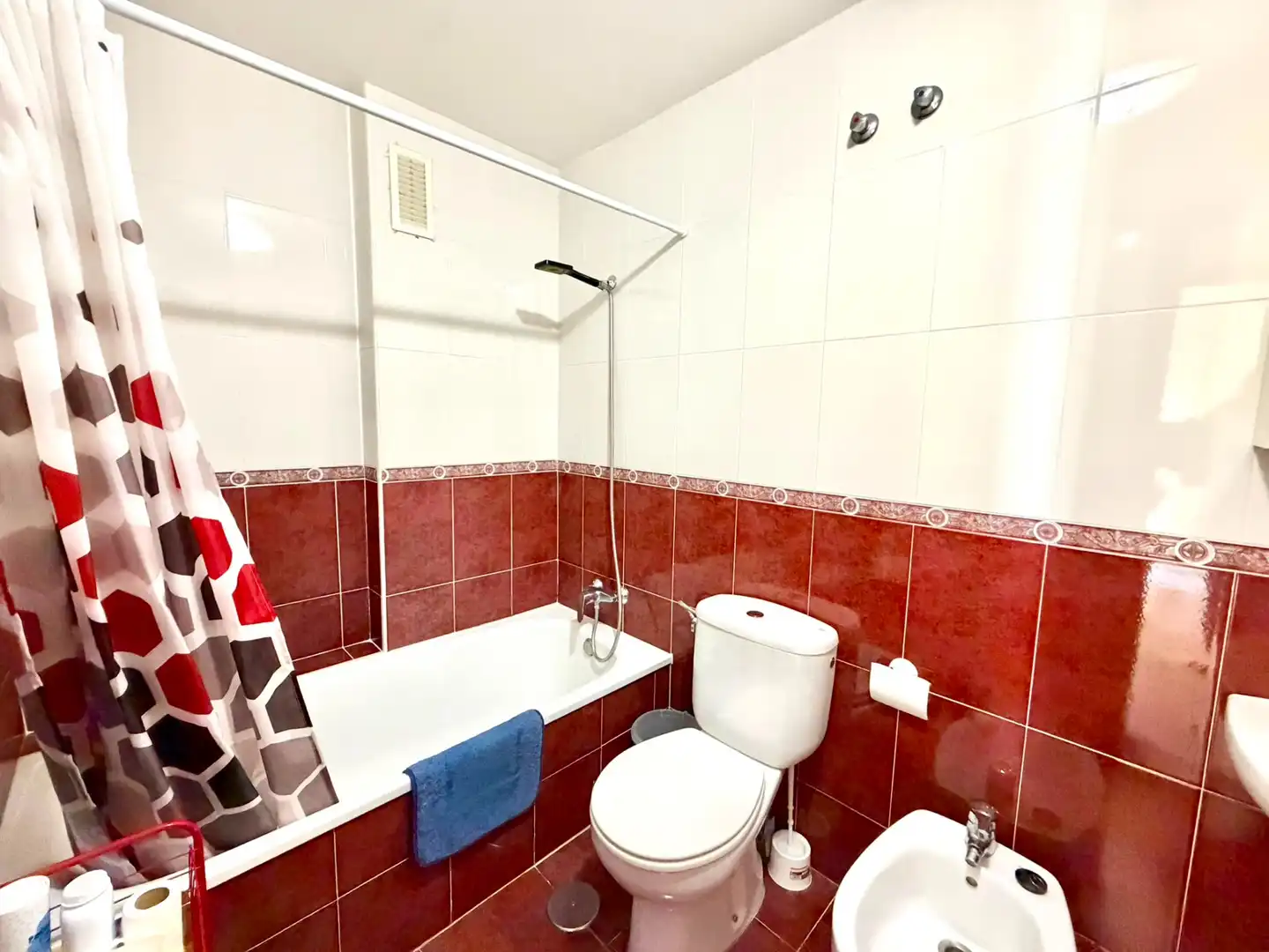 Baño de Piso de alquiler en Benalmádena con Terraza y Amueblado