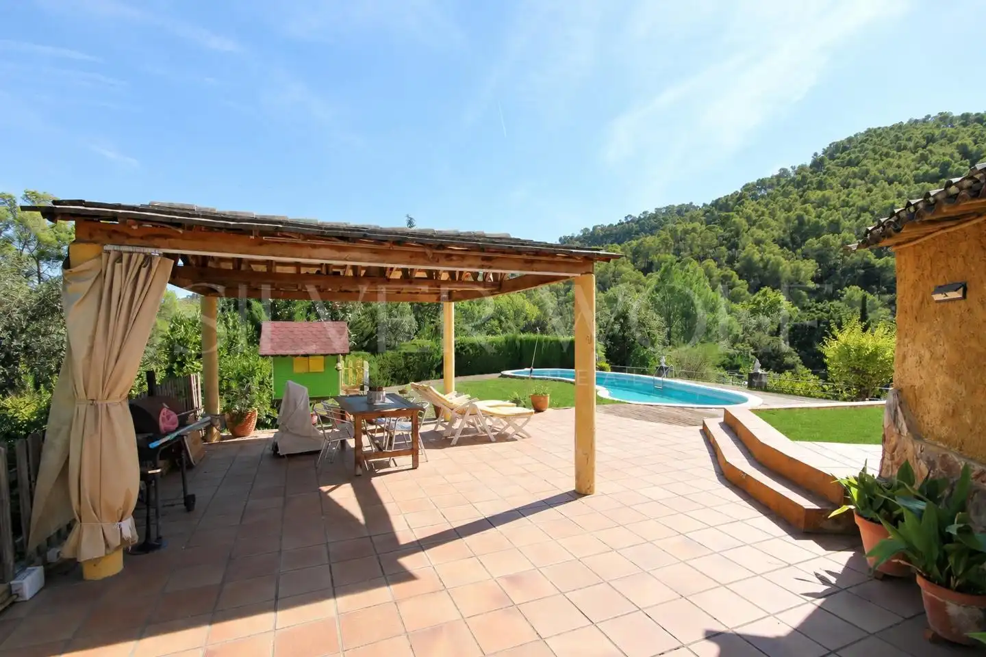 Casa amb piscina en venda a calle Montseny, imagen 2
