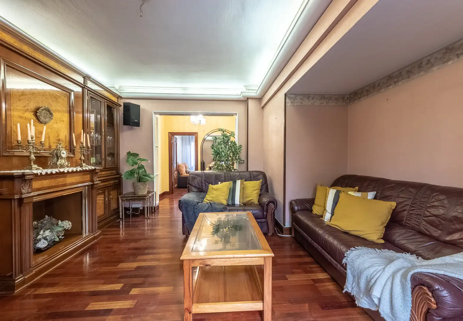 Sala d'estar de Pis en venda en Bilbao  amb Moblat i Balcó