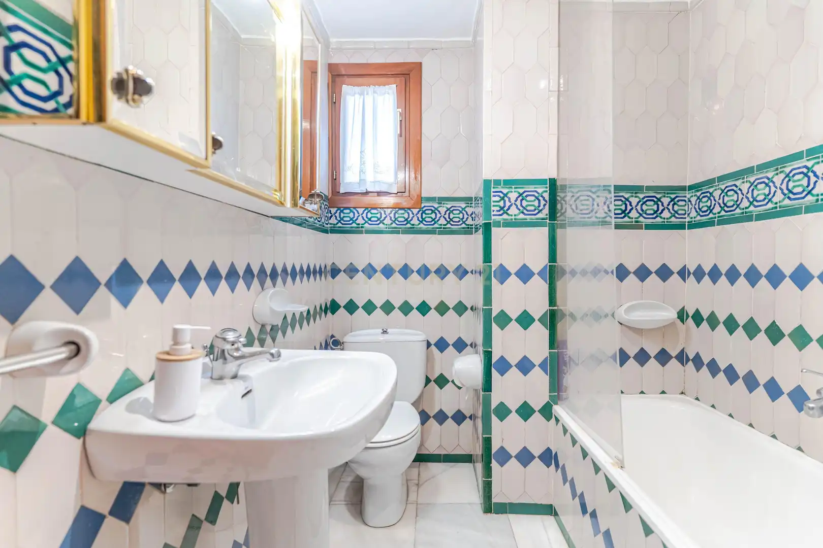 Baño de Dúplex en venta en Granada con Aire acondicionado, Jardín privado y Trastero