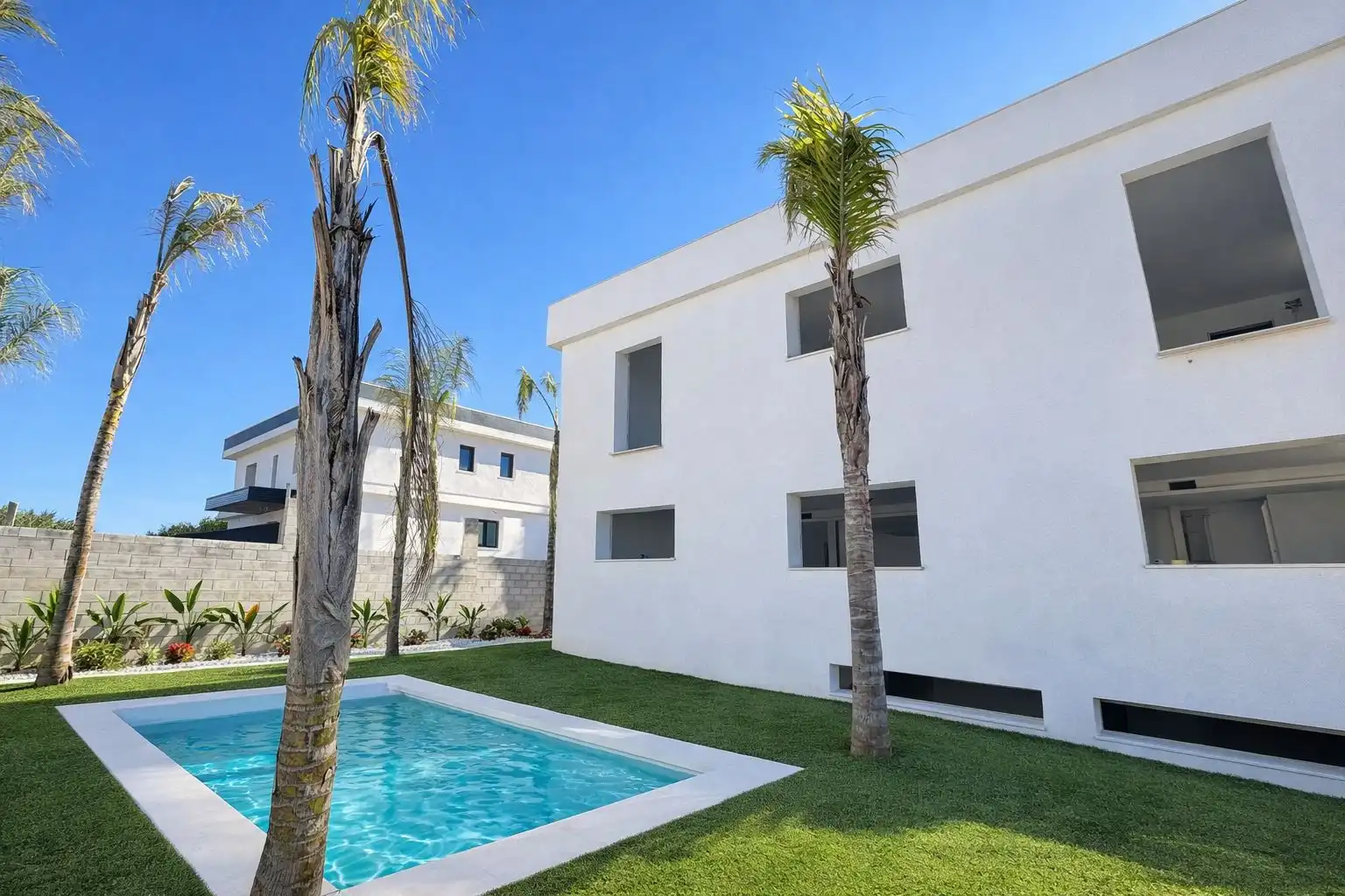 Vista exterior de Casa adosada en venda en Alhaurín de la Torre amb Jardí privat, Terrassa i Piscina comunitària