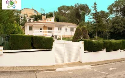Vista exterior de Casa o xalet en venda en L'Ametlla del Vallès amb Terrassa, Piscina i Balcó