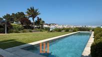 Piscina de Casa o xalet en venda en O Grove   amb Aire condicionat, Calefacció i Jardí privat